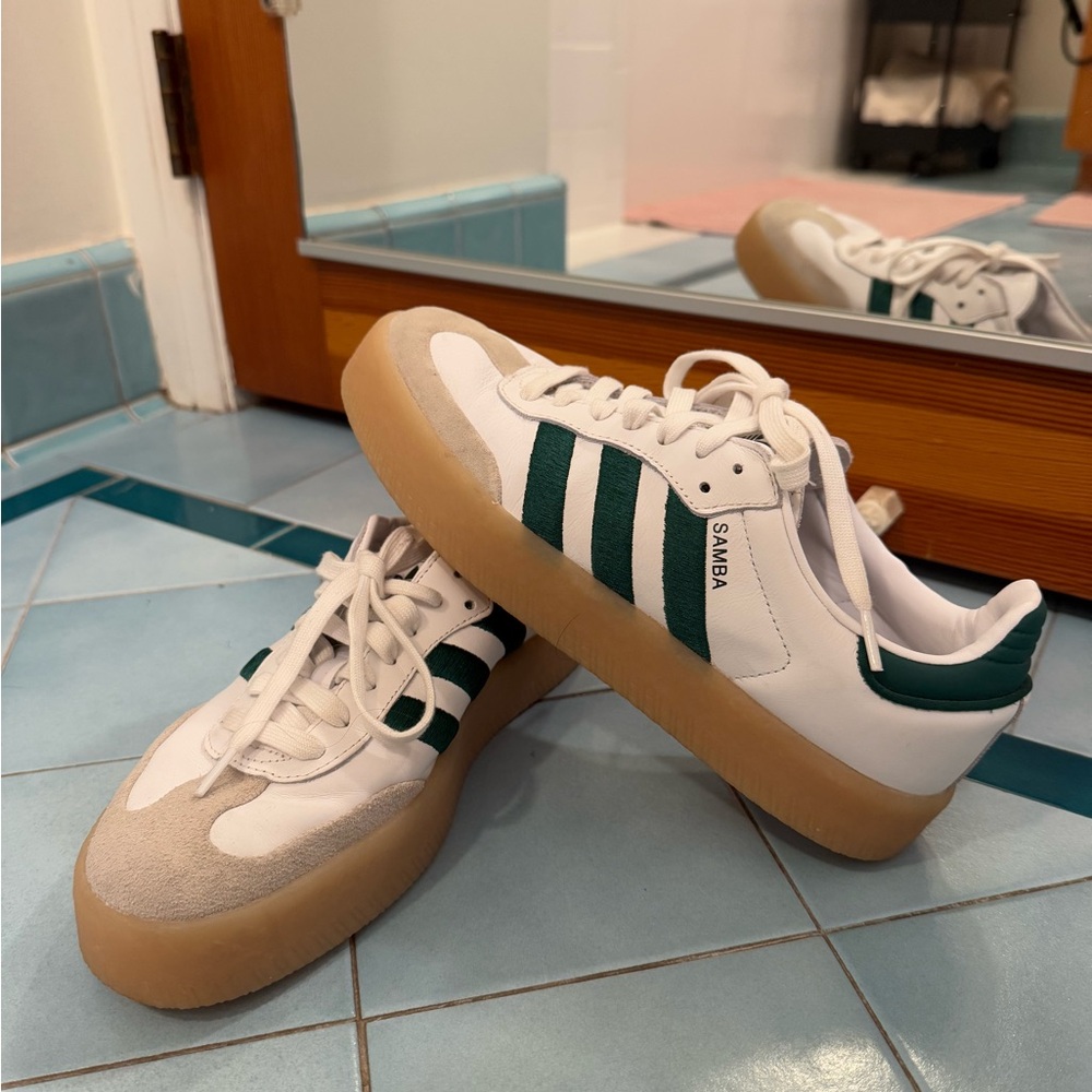 Samba Adidas shoes. Cloud white / collegiate green.